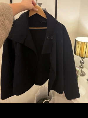 Marinblå kappa från Gina Tricot - Fin kappa från Gina, finns nopper på kappan