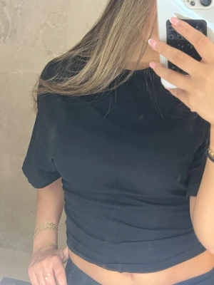 Svart croppad topp med kort ärm - Använd fåtal gånger. Sänker ej priset 