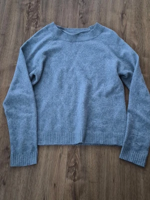 Stickad grå tröja från Vero moda  - En stickad tröja från vero moda i storlek xs