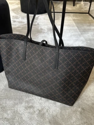 By Malene Birger väska  - Mycket bra skick utanpå väskan, det som drar ner skicket är att det läckt parfym inuti väskan. Se insidan på bild 3, har inte försökt ta bort. Nypris ligger runt 3000kr 