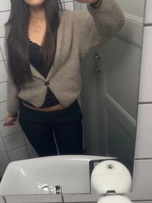 Beige kofta  - använd en gång .