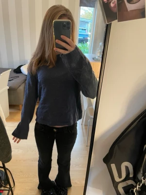 Mörkblå stickad tröja - Mörkblå stickad tröja från lager 157 i storlek XS. 