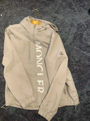 Grå vindjacka från Moncler - Snygg grå moncler vindjacka som är oanvänd.