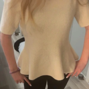 Krämvit topp med kjol - Peplum topp från HM. Storlek L men ganska liten i storleken❤️aldrig använd 