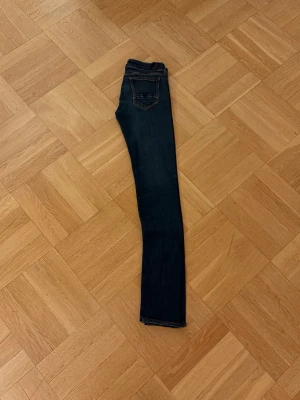 Mörkblå Replay skinny jeans - Snygga mörkblå skinny jeans från Replay med klassiska kontrastsömmar och detaljerade bakfickor. Jeansen har en smal passform och är tillverkade i mjukt denimtyg som ger en bekväm känsla hela dagen.