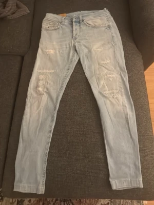 Dondup george  - Ett par Dondup George jeans i stolek 33W med riktigt snygga slitningar.                              Skriv vid några funderingar