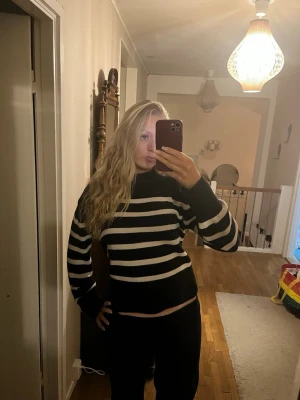 Svartvit randig stickad tröja - Lite oversized stickad tröja från gamla gina.