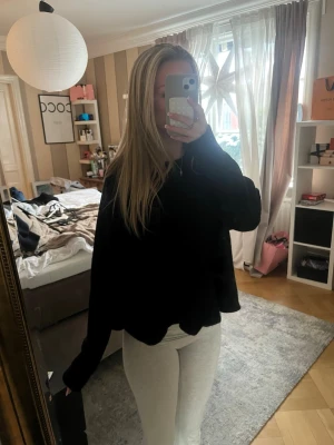 Svart oversized sweatshirt - En svart oversized sweatshirt med avslappnad passform och långa ärmar. Perfekt för en chill och stilren look. Tröjan har en enkel design utan synliga loggor eller mönster.