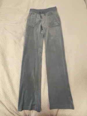 Ljusblåa juicy byxor  - Ljusblåa juicy coutur byxor i storlek xxs. Kommer att tvätta de innan jag skicka de