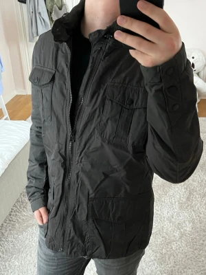 Hugo Boss Field Jacket  - Hugo Boss | Mycket bra skick | Size - L | Pris 799 | Hör av dig vid minsta fråga eller fundering📩