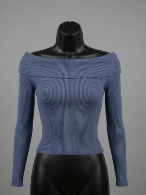  Viskos Mörkblå ribbad offshoulder topp H&M - Säljer en mörkblå ribbad offshoulder topp från H&M i storlek XS. Toppen har lång ärm och är figurnära med snygg bred krage som sitter över axlarna. Materialet är mjukt och stretchigt, tillverkat av 70% viskos och 30% polyamid. Perfekt för dig som gillar stilrena och trendiga plagg.