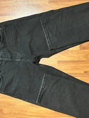 Svarta jeans från Jack & Jones - Säljer svarta jeans från Jack & Jones i storlek 28/30. Modellen heter loose/chris. De är i bra skick. Säljer dem för jag har vuxit ur dem.
