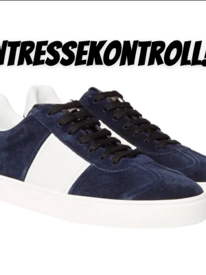 Marinblå valentino flycrew  - Tja! Vi undrar om någon är intresserad av att köpa valentino flycrew i blå!   Storlek 43!  Hör av er vid frågor! 🙌