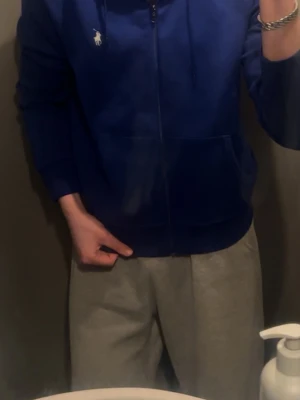 Blå hoodie från polo Ralph Lauren - Snygg blå hoodie i bra skick som bara använts 1 gång 