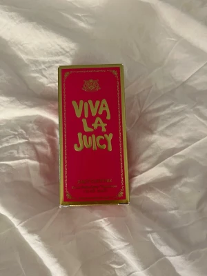 Viva La Juicy parfym - Viva La Juicy från Juicy Couture är en ikonisk parfym i snygg förpackning med rosa och guld. Flaskan har en söt ro ver detalj. Volym: 30 ml. Har används väldigt mycket och inte så mycket kvar, därför går priset att diskutera💕