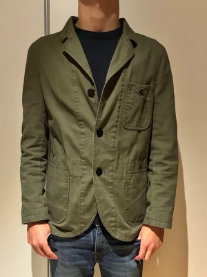 Overshirt  - Snygg olivgrön kavaj jacka. Perfekt för dig som är ute efter en stilren och avslappnad look. Priset ej hugget i sten!
