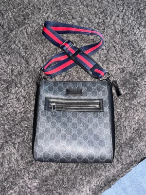 gucci bolso ophidia messenger bag - Säljer min bolso ophidia Messenger ifrån gucci då jag knappt använder den längre, använd ett par gånger förr förra sommaren sen har den bara legat, så den har ingen nytta hos mig längre   (pris kan diskuteras)