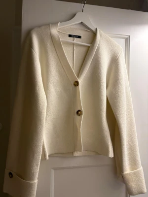 super snygg kofta!!  - säljer denna jätte fina konfan från Gina tricot i storlek S! Den här används ett par gånger och är lite nopprig som det syns på bilderna men förutom det har den inga andra defekter! Skriv för bilder på eller andra funderingar! 💗💗