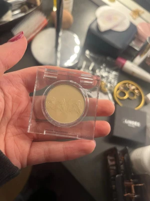 SAVIA ögonskugga Mykonos ljusgul - Säljer en singelögonskugga från SAVIA i nyansen Mykonos. Färgen är ljusgul med matt finish och kommer i en genomskinlig fyrkantig plastförpackning. Perfekt för att skapa fräscha och kreativa ögonlooks.