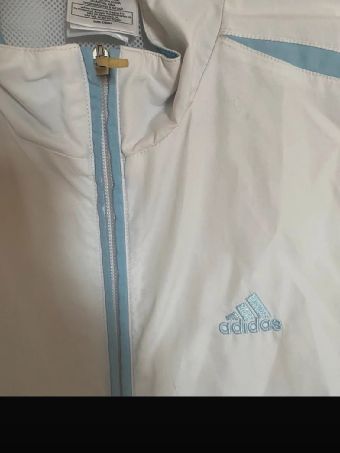 Vit vindjacka från Adidas med blå detaljer - 1