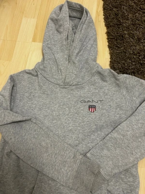 Grå gant hoodie  - Grå gant hoodie i storlek 16 år/176 cm. Den passar samma som en xs/s