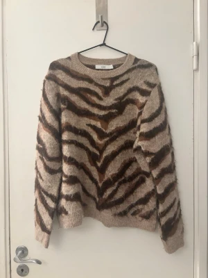 Beige zebramönstrad stickad tröja Xlnt - Superfin stickad tröja, aldrig använd 