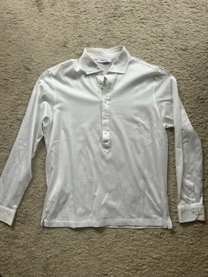 Vit pop-over från Gran Sasso - Vit pop-over från Gran Sasso som är köpt på Zgander i Helsingborg. Tröjan är aldrig använd och är i storlek Medium.