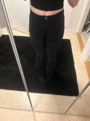 Svarta bootcut jeans från SHEIN - Säljer ett par svarta bootcut jeans från SHEIN i storlek M (EU 38). De har hög midja, klassisk femficksdesign och är tillverkade i stretchigt material för skön passform. Snyggt utsvängda ben som ger en trendig siluett. Använt de bara en gång 💗