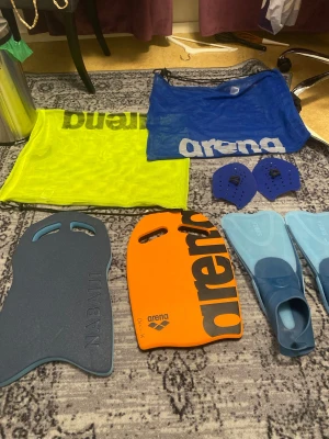 En kit med sim saker  - En full kit med massa saker till simningen som ej kommer till användning stolek på simfötter är 44/45 Cm 28/29 Uk 9,5/10,5. Och så kommer det med två Kickboard och två Paddlar för simningen och två påsar som man kan lägga in i!! I 