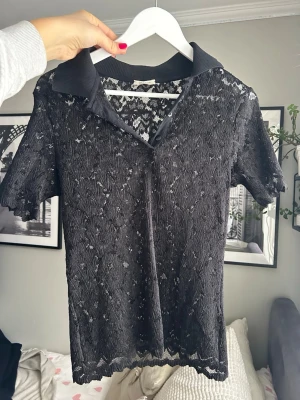 Spets topp - Säljer denna oanvända, jättefina spetstopp från intimissimi! Köpte för 489!