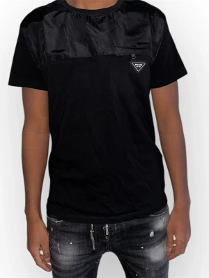 Prada T-shirt-Svart, Storlek S - Helt ny. Fin replika med hög kvalitét. Storlek: EU|S  Modellen är 175cm och bär storlek S. Pris: 949kr. Först till kvarn. Skickas direkt inom 24h