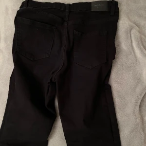 Low waist jeans Gina tricot - Säljer ett par svarta jeans från Gina tricot, använd fåtal gånger 