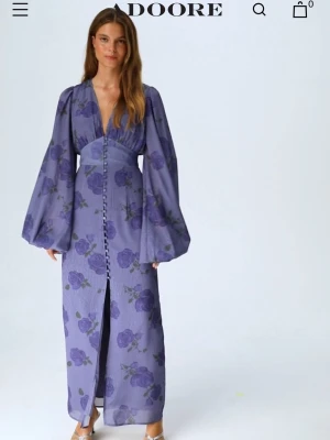 Positano dress adoore - Säljer nu min superfin blå/lila långklänning från Adoore, modell: positano. Storlek 34 och endast använd 1 gång då jag borde köp stl. 36. I stort sett i nyskick. Nypris är 1695 kr. Otrolig passform och den populäraste modellen. Färgen upplevs som blå och något lila🩷kan skickas snabbt!