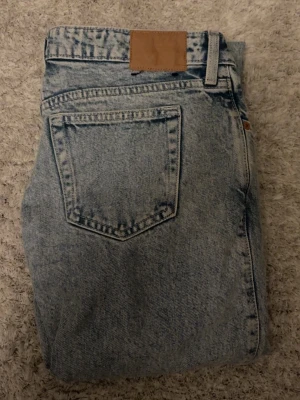 WEEKDAY JEANS - Ett par jeans från weekday utan några defekter, säljer då de inte kommer till användning!💞strl W26 L32 och passar mig som är ca 165 cm
