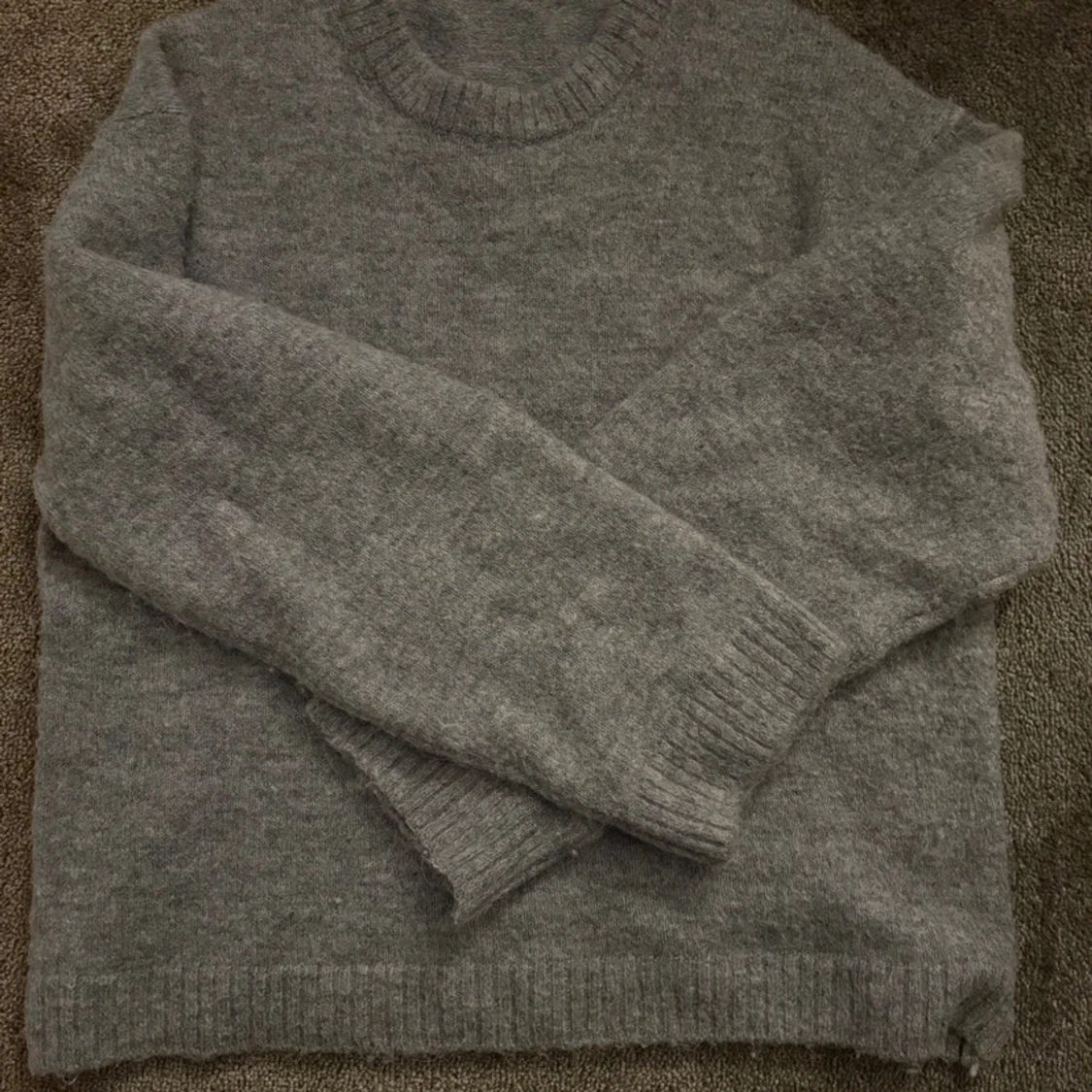 Grå stickad tröja  - 2