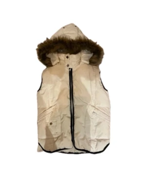 Pälsväst  - En jätte cool väst med fur på luvan! As cool och varm till våren! 