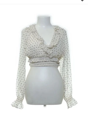 Blus  - Jätte snygg prickig blus i storlek S. Den är i toppen sick då den inte passade mig 🥰