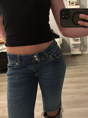 Blå bootcut jeans med slitna knän - Jag säljer mina blåa bootcut jeans med hål över knäna. Storlek S full length och passar mig perfekt som är 174 och vanligtvis bär S. Använda ett fåtal gånger och är i superfint skick.           Nypris 400.                                                              Hör gärna av dig vid frågor!💞
