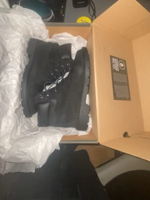 Timberland Classic 6 Inch Svarta Boots - Timberland Classic 6 Inch Waterproof boots i svart nubuck. Riktigt chunky sula, snörning framtill och ikonisk Timberland-look. Perfekta för dig som vill ha både stil och funktion under höst och vinter. Vattentäta och tillverkade i slitstarkt nubuckläder. Helt nya köpte för ett år sen men passar inte längre aldrig använda