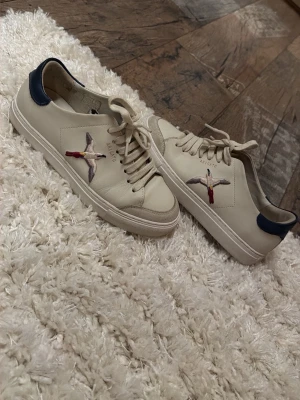  Axel Arigato - Snygga Axel Arigato skor som inte längre används, skolartong kommer med! Storlek 37 💞. Nypris runt 2700 kr 💞