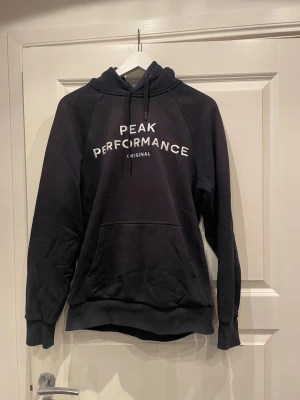 Peak performance tröja  - Säljer en peak performance tröja i färgen svart storlek M 