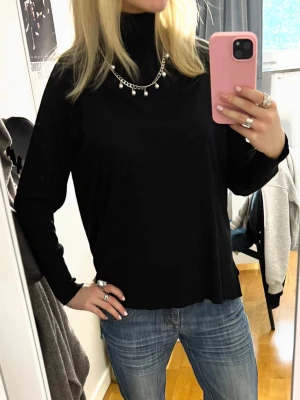 Svart polotröja  - Säljer en svart polotröja med lång ärm, hög krage och slits nertill. Från Zara, storlek S💖