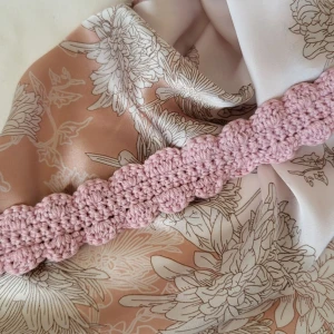 Hårband - virkad - Gullig hårband med volanger, virkat av mig!😊 50% bomull, 50% merinoull