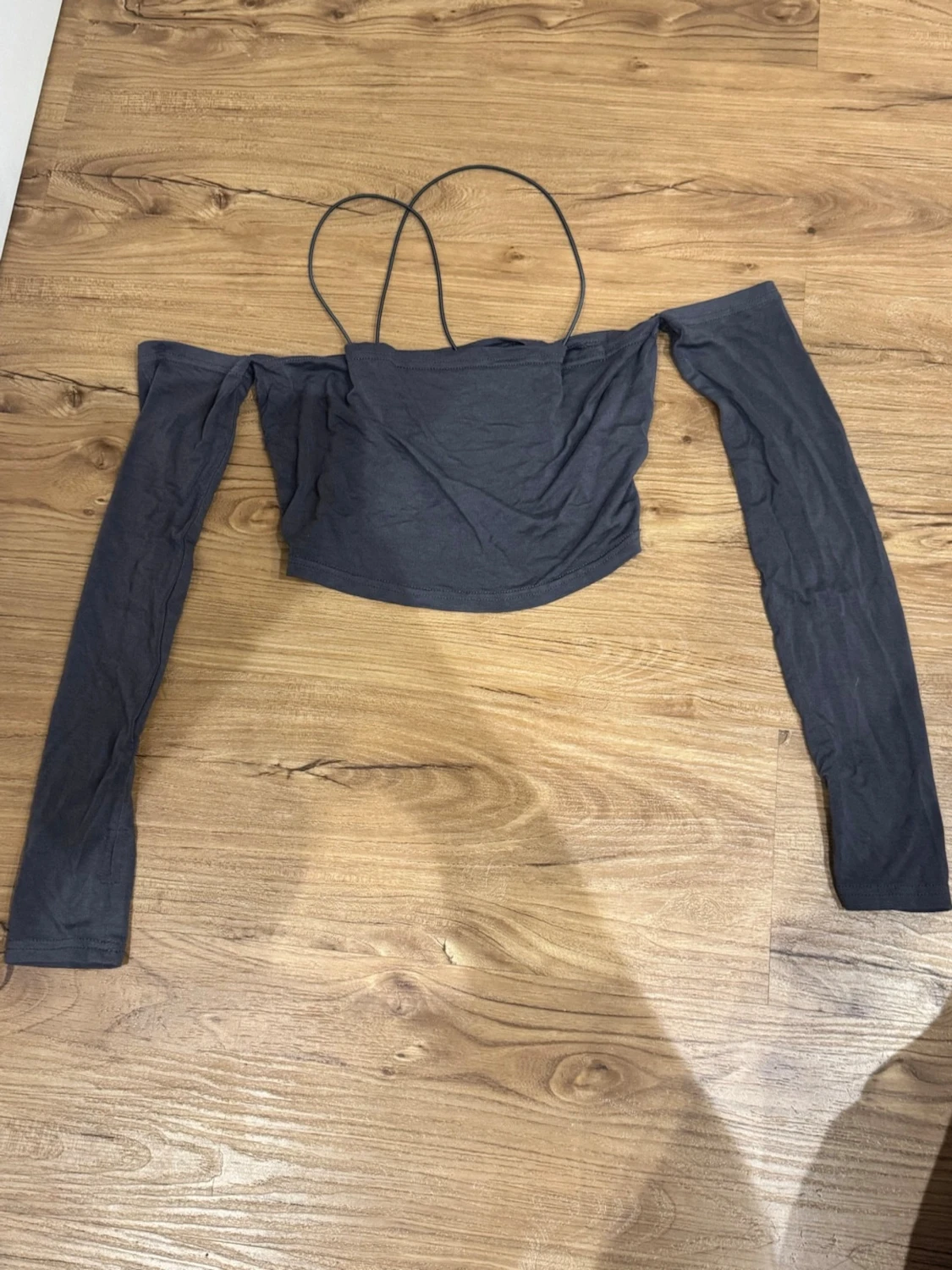 Mörkgrå offshoulder topp från Dazy