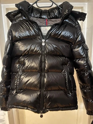 Moncler Maya Jacka - Säljer min Moncler jacka som jag bara har använt 1 gång.