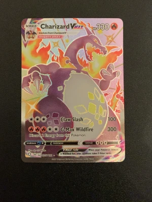 Pokémon Kort - Charizard V-Max Shiny - Hej! Nu säljer jag en ungefär PSA 9/10 Charizard V-Max för ett bra pris! Vid vidare frågor hör gärna av er!