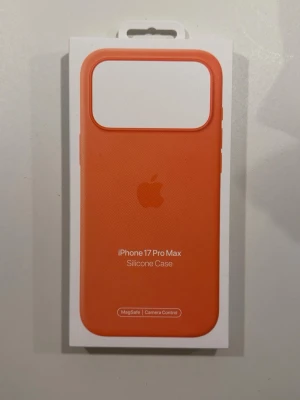 iPhone 17 pro Max mobilskal - Äkta, oanvänt mobilskal från Apple till iPhone 17 PRO Max. Säljer då jag råkade köpa fel storlek. Äkthetsbevis finns, nypris 700kr
