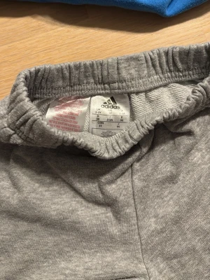 Adidas mjuks det för barnbidrag strl 98  - Setet är i fint använd skick 