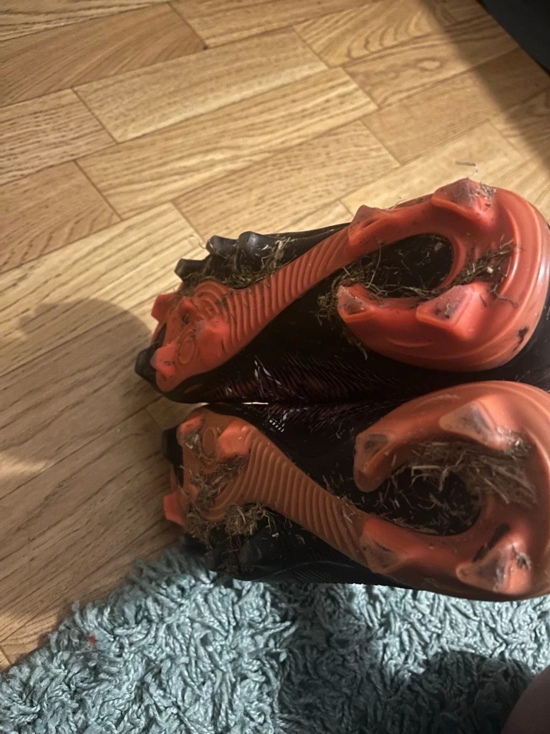 Puma fotbollsskor i svart och orange - 3