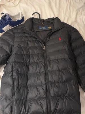 Svart pufferjacka från Polo Ralph Lauren - Säljer nu min andra Ralph lauren jacka för jag växt ut den båda är i M och jag har kvitton och liknande till båda så hör bara av er 🕺
